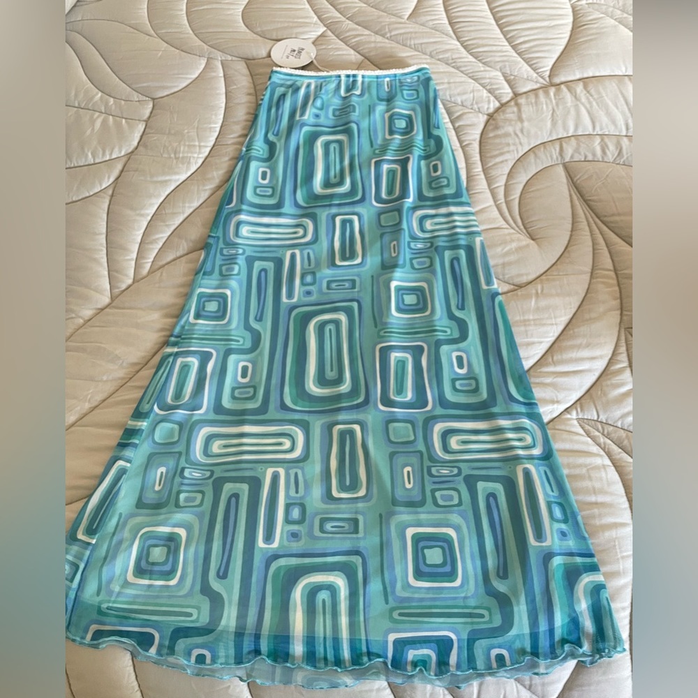 |PRINCESS POLLY: BEAUTIFUL BLUE RETRO SKIRT|

|Size: 6 - FITS MEDIUM TO LARGE|